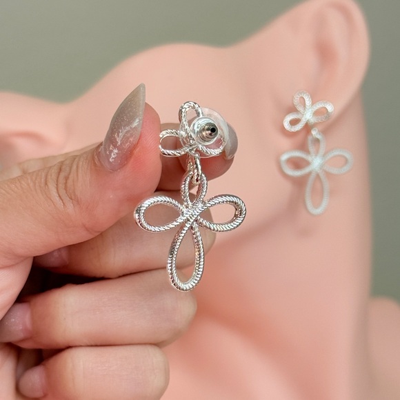⚜️ Elegant Silver Floral Cross Earrings - Picture 5 of 6